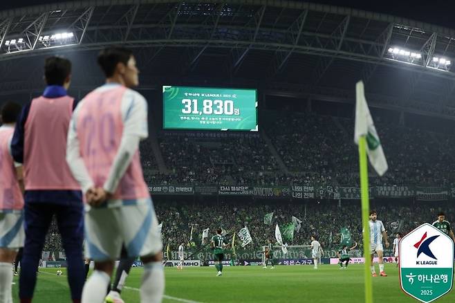 31일 전북 현대와 울산 HD의 현대가 더비를 맞아 전석 매진된 전주월드컵경기장