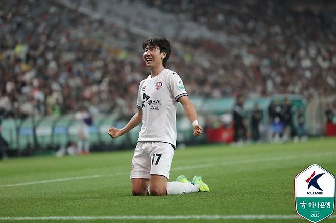 31일 FC서울과 경기에서 골을 넣은 뒤 세레머니하는 제주 SK 유인수