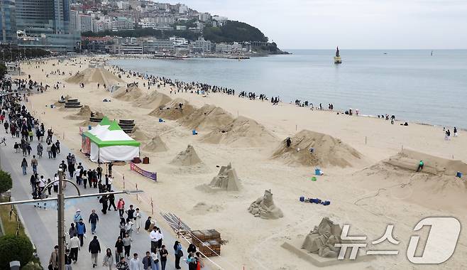 어린이날인 5일 부산 해운대해수욕장을 찾은 시민, 관광객들이 다양한 모래조각 작품을 구경하고 있다. 해운대구는 오는 16일부터 19일까지 '모래로 만나는 K-컬처' 를 주제로 '2025 해운대 모래축제'를 개최한다. 올해로 20주년을 맞은 해운대 모래축제에는 미국·캐나다·중국·러시아 등 14명의 해외 모래 작가가 총 20여 개의 작품을 선보인다. 2025.5.5/뉴스1 ⓒ News1 윤일지 기자