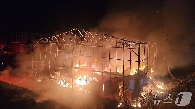 1일 오전 0시28분께 전북 김제시 금산면에 소재한 버섯재배사에서 화재가 발생했다.(전북소방 제공. 재판매 및 DB금지)