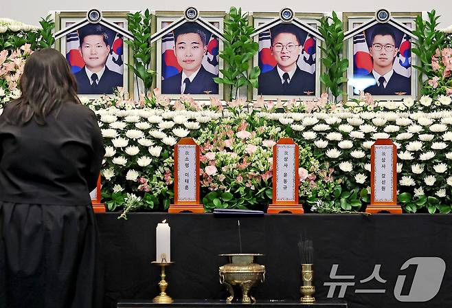 1일 해군 해상초계기 917호기 추락 사고 순직자들에 대한 합동 영결식이 거행된 경북 포항 해군항공사령부 내 강당에서 유가족이 영정 앞에서 오열하고 있다. 2025.6.1/뉴스1 ⓒ News1 최창호 기자