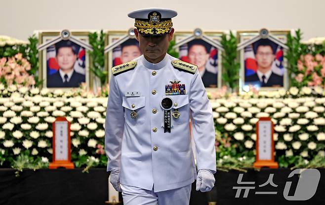 양용모 해군참모총장이 1일 해군 해상초계기 917호기 추락 사고 순직자 합동 영결식이 거행된 경북 포항 해군항공사령부 내 강당에서 헌화와 분향을 마친 후 발걸음을 옮기고 있다. 2025.6.1/뉴스1 ⓒ News1 최창호 기자