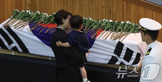 1일 해군 해상초계기 917호기 추락 사고 순직자들에 대한 합동 영결식이 거행된 경북 포항 해군항공사령부 내 강당에서 유가족이 마지막 길을 배웅하고 있다. 2025.6.1/뉴스1 ⓒ News1 최창호 기자