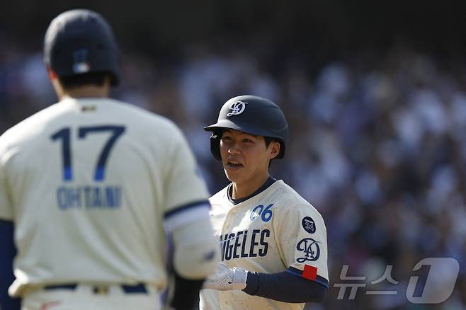 LA다저스 김혜성이 1일(한국시간) 미국 캘리포니아주 로스앤젤레스의 다저 스타디움에서 열린 2025 메이저리그 뉴욕 양키스와의 홈 경기 2회말 2점 홈런을 날린 뒤 홈으로 들어오며 미소 짓고 있다. ⓒ AFP=뉴스1