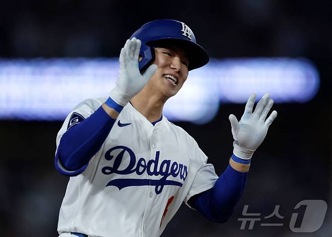 LA 다저스 김혜성이  지난달 15일(한국시간) 미국 캘리포니아주 로스앤젤레스 다저 스타디움에서 열린 LA 다저스와 애슬레틱스와의 2025 메이저리그 경기에서 5회말 선두타자로 나서 동점 솔로홈런을 터뜨리고 있다. ⓒ AFP=뉴스1 ⓒ News1 김성진 기자