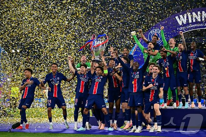 UCL 우승 후 기뻐하는 PSG 선수들 ⓒ AFP=뉴스1