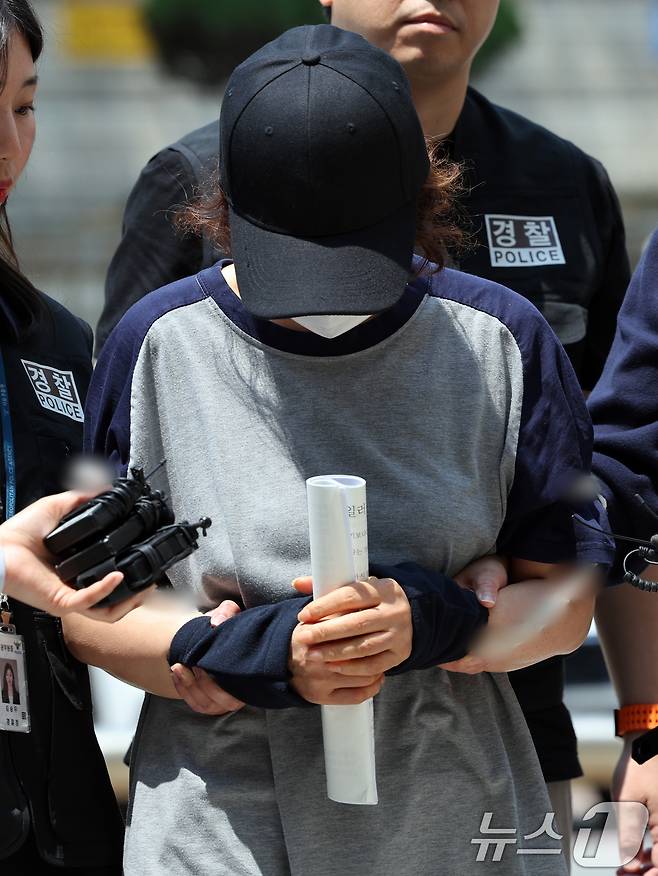 제21대 대통령 선거 사전투표 첫날 서울 강남구의 한 투표소에서 배우자의 신분증으로 대리 투표한 혐의를 받는 선거사무원 A 씨가 1일 오후 서울 서초구 서울중앙지법에서 열린 구속 전 피의자 심문(영장실질심사)에 출석하고 있다. 2025.6.1/뉴스1 ⓒ News1 황기선 기자