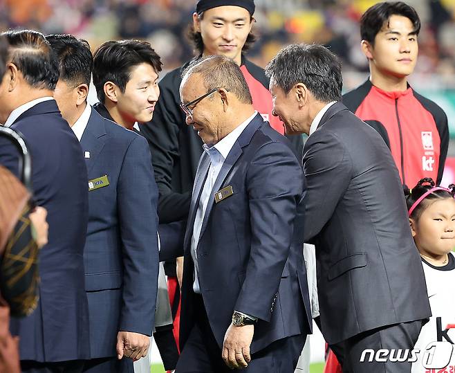 박항서 전 베트남 대표팀 감독과 정몽규 대한축구협회장이 17일 경기 수원시 팔달구 수원월드컵경기장에서 열린 축구 국가대표 평가전 대한민국과 베트남의 경기에 앞서 대표팀 이강인을 비롯한 선수들을 격려하고 있다. 2023.10.17/뉴스1 ⓒ News1 김진환 기자