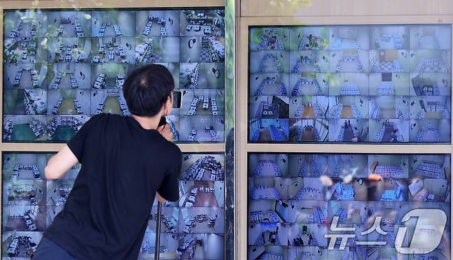 1일 오후 서울 종로구 서울시선거관리위원회 1층에 설치된 제21대 대통령선거 사전투표함 보관장소 CCTV 통합관제센터에서 투표함 실시간 영상이 송출되고 있다. 2025.6.1/뉴스1 ⓒ News1 박지혜 기자