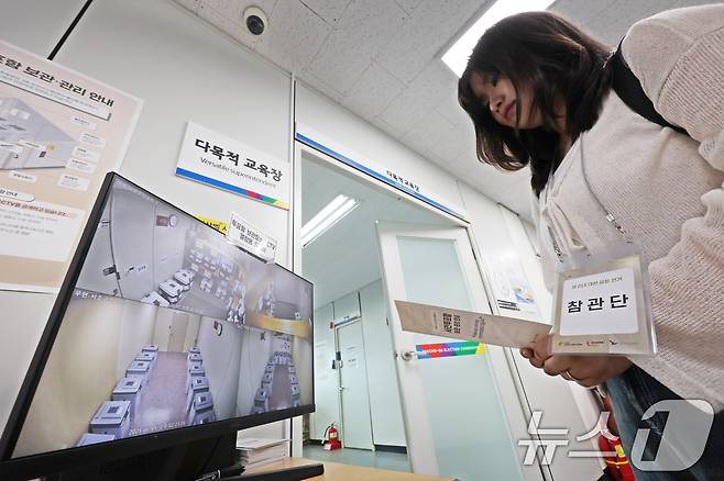 공정선거 참관단이 1일 오후 서울 강남구 서초구선거관리위원회에서 제21대 대통령선거 사전투표함 보관·관리 상황을 점검하고 있다. 2025.6.1/뉴스1 ⓒ News1 황기선 기자