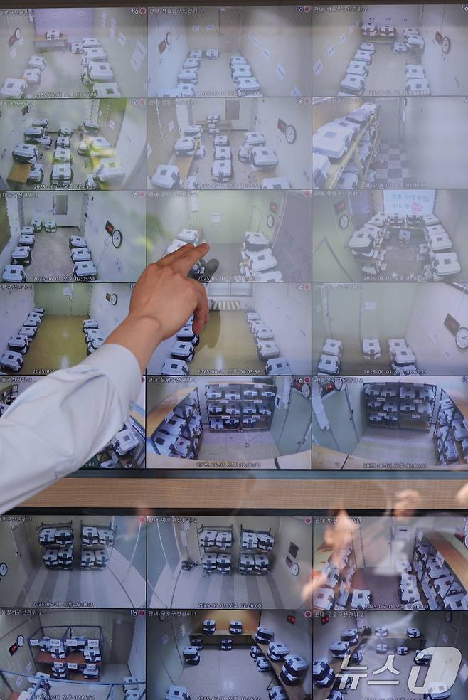 1일 오후 서울 종로구 서울시선거관리위원회 1층에 설치된 제21대 대통령선거 사전투표함 보관장소 CCTV 통합관제센터에서 투표함 실시간 영상이 송출되고 있다. 2025.6.1/뉴스1 ⓒ News1 박지혜 기자