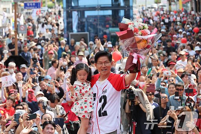 김문수 국민의힘 대통령 후보가 1일 오후 경기 의정부시 태조이성계상 앞에서 열린 유세에서 지지를 호소하고 있다. (공동취재) 2025.6.1/뉴스1 ⓒ News1 이광호 기자