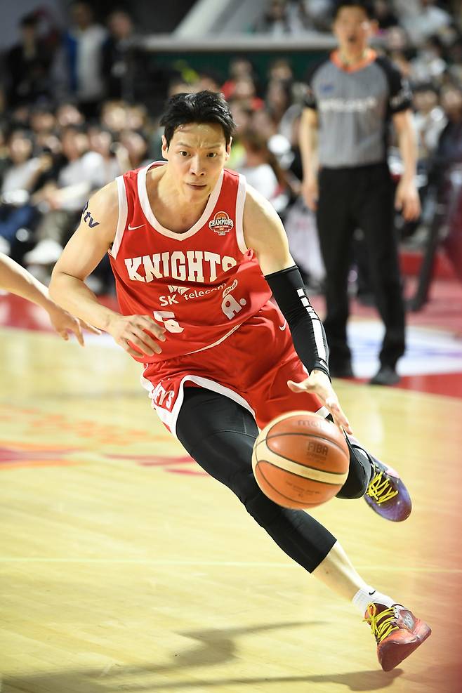 SK 시절 김선형이 드리블을 하고 있다. 사진 | KBL