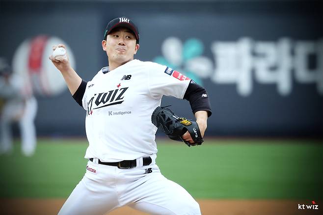 조이현이 속구를 던지고 있다. 사진 | KT 위즈