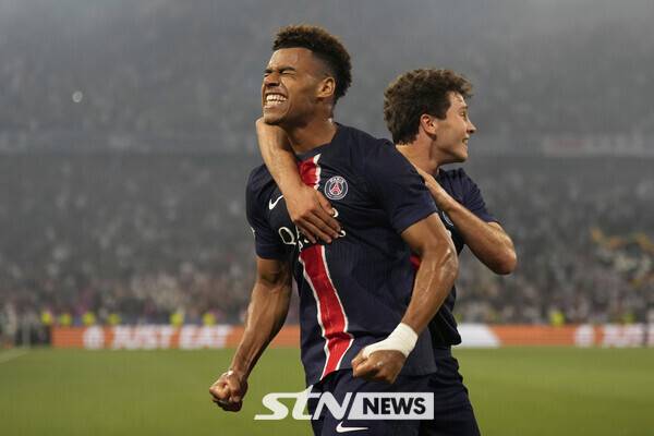 득점 후 환호하는 파리 생제르맹 FC 데지레 두에. 사진┃뉴시스/AP