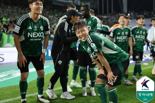 전북현대 이승우가 5월 31일 오후 7시 전주월드컵경기장에서 치러진 울산HD와의 하나은행 K리그1 2025 17라운드 경기에서 3-1 역전승을 거둔 후 기념 촬영 중이다. 사진┃한국프로축구연맹