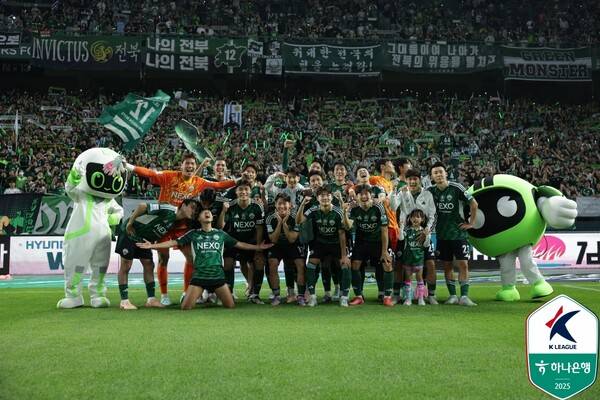 전북현대 선수단이 5월 31일 오후 7시 전주월드컵경기장에서 치러진 울산HD와의 하나은행 K리그1 2025 17라운드 경기에서 3-1 역전승을 거둔 후 기념 촬영 중이다. 사진┃한국프로축구연맹