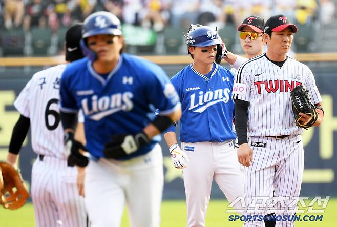 경기 초반 선취점을 해결한 박승규의 헬멧에 날아든 박해민의 글러브.