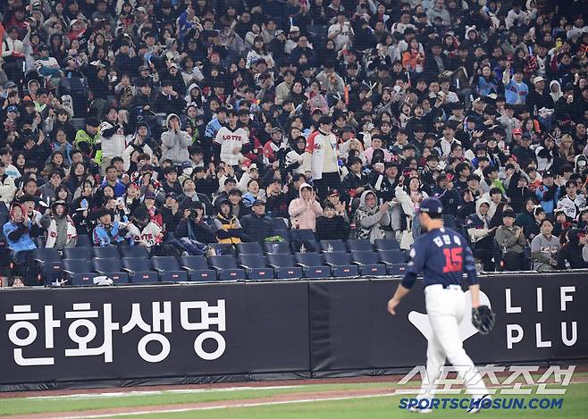 시존초 롯데 팬들의 환호를 한몸에 받던 김진욱. 대전=송정헌 기자songs@sportschosun.com/2025.04.02/