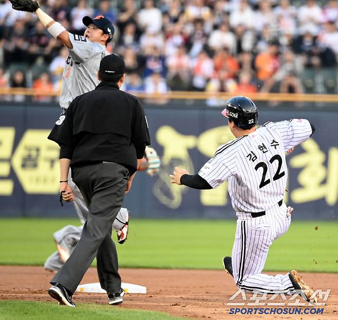 오스틴의 삼진때 2루 도루를 시도하는 1루주자 김현수