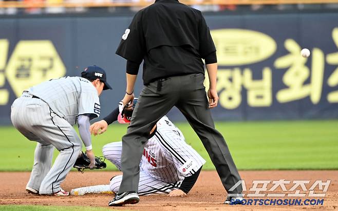 1루주자 김현수는 2루에서 세이프