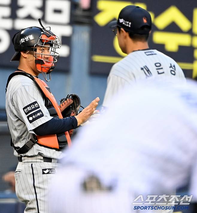문보경의 타구를 처리한 채은성을 맞이하는 이재원