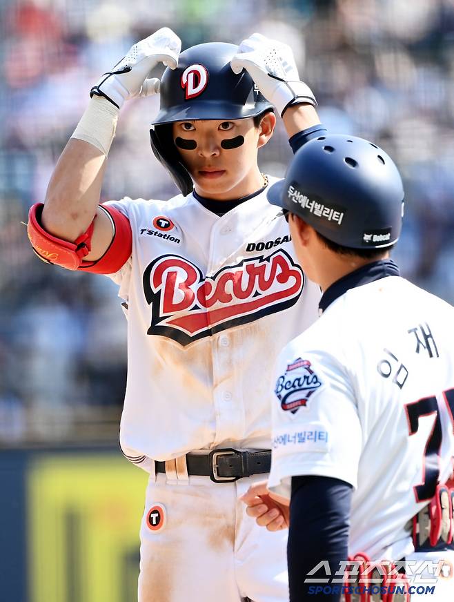 26일 잠실야구장에서 열린 롯데와 두산의 경기, 4회말 무사 1루 두산 김민석이 안타를 치고 기뻐하고 있다. 잠실=허상욱 기자wook@sportschosun.com/2025.04.26/