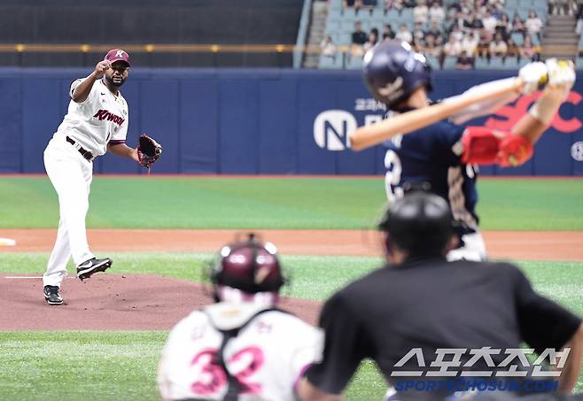1일 고척돔에서 열린 KBO리그 키움과 두산의 경기. 1회 두산 김민석 상대 투구하는 키움 알칸타라. 고척=송정헌 기자songs@sportschosun.com/2025.06.01/