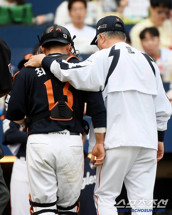 31일 창원 NC파크에서 열린 한화-NC전. 있다. 8회말 2사 3루 천재환 타석에서 김서현이 등판했지만 제구가 좋지 않자 김경문 감독이 최재훈 포수를 불러 조언하고 있다. 창원=정재근 기자 cjg@sportschosun.com/2025.5.31/