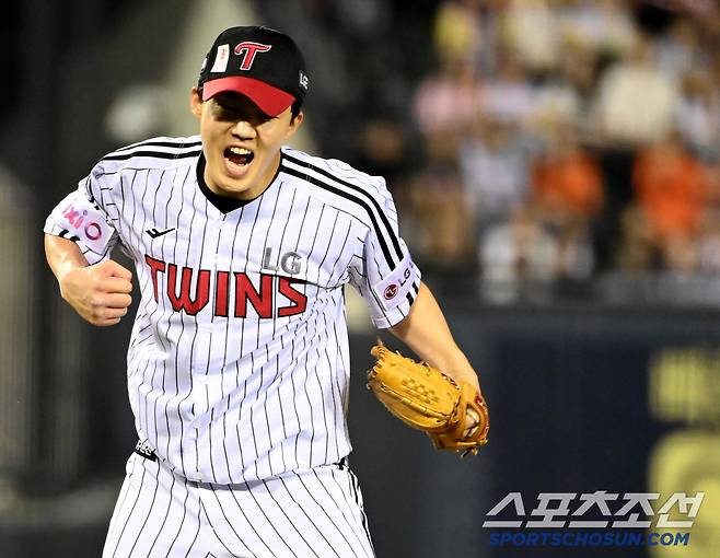 27일 잠실야구장에서 열린 한화와 LG의 경기, 6회초 2사 1루 LG 임찬규가 한화 채은성을 삼진 처리하며 이닝을 마치고 기뻐하고 있다. 잠실=허상욱 기자wook@sportschosun.com/2025.05.27/