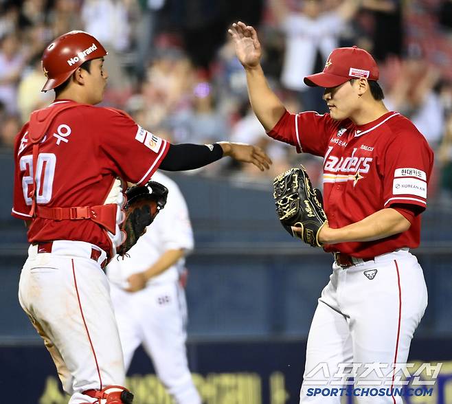20일 잠실야구장에서 열린 SSG와 두산의 경기, SSG가 5대3으로 승리했다. 승리의 기쁨을 나누는 조병현 조형우 배터리의 모습. 잠실=허상욱 기자wook@sportschosun.com/2025.05.20/