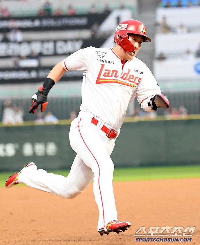 17일 인천 SSG랜더스필드에서 열린 SSG 랜더스와 한화 이글스의 경기. 1회말 무사 1루 SSG 박성한 적시타 때 최지훈이 홈을 향해 달리고 있다. 인천=박재만 기자 pjm@sportschosun.com/2025.04.17/