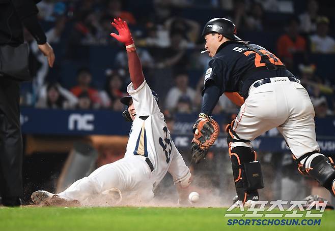 1일 창원 NC파크에서 열린 한화-NC전. 7회말 2사 1, 2루 한석현이 인사이드 더 파크 홈런을 친 후 환호하고 있다. 창원=정재근 기자 cjg@sportschosun.com/2025.6.1/