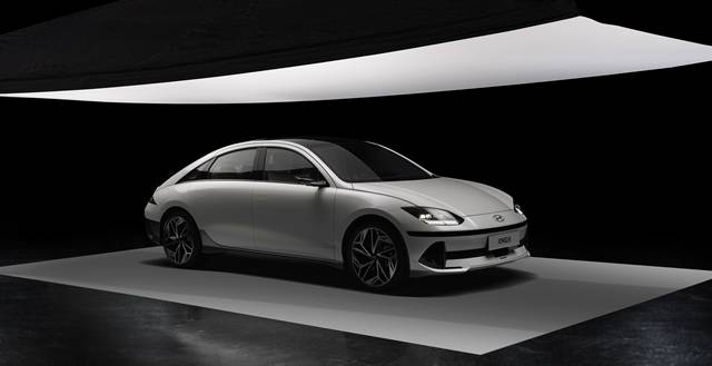 1일 업계에 따르면 미국 전기차 전문 매체 일렉트렉(Electrek)은 최근 테슬라 모델3와 모델 Y를 대체할 수 있는 경쟁 전기차들을 소개하면서 현대차의 '아이오닉 6'와 기아의 'EV6'를 대안으로 추천했다. 현대차 아이오닉 6. /현대차