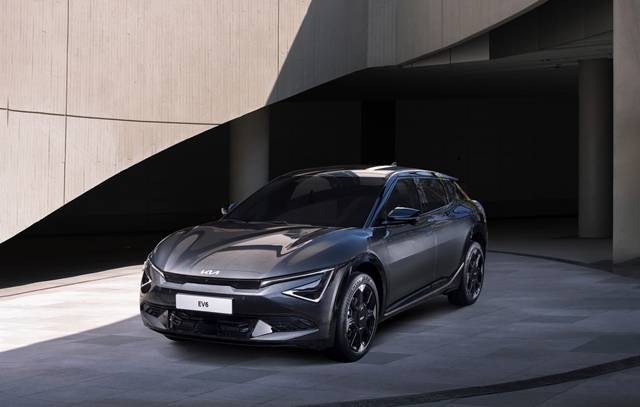 EV6 GT는 최고출력 585마력, 정지 상태에서 시속 100㎞까지 단 3.5초 만에 도달하며, 글로벌 공개 당시 람보르기니, AMG, 포르쉐 등과의 드래그 레이스에서 우위를 보인 바 있다. 기아 EV6. /기아