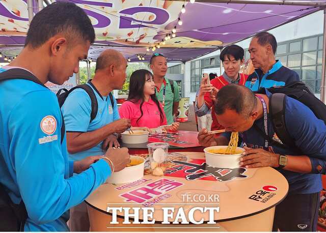 구미시는 대회 기간 동안 '구미라면관'과 '관광홍보관'을 운영하며 K-푸드와 지역 관광을 결합한 콘텐츠를 선보여 외국인 관광객들로부터 큰 호응을 얻었다. /구미시