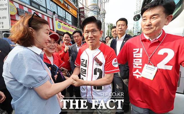 김문수 후보가 연신내역에 도착해 시민들과 인사하고 있다.