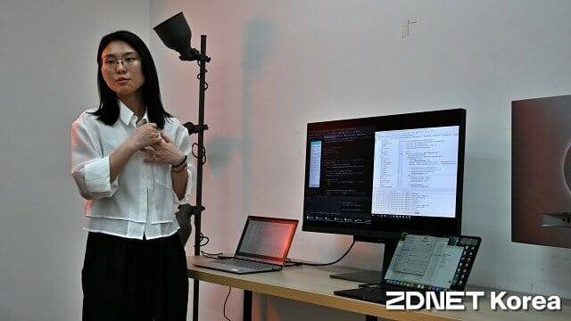 지난 23일 코딩 전용 모니터를 설명하는 벤큐 관계자. (사진=지디넷코리아)