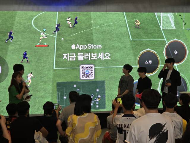 “아이폰16 프로로 즐기는 FC 모바일”…애플 명동 체험 행사 성료