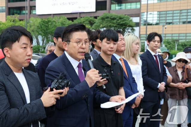 황교안 무소속 대통령 후보가 1일 오후 서울 종로구 광화문 광장에서 후보 사퇴 및 김문수 국민의힘 후보 지지, 신당 창당 관련 긴급 기자회견을 하고 있다. (사진=뉴스1)