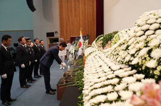 이강덕 포항시장이 1일 해군 항공사령부에서 엄수된 해상초계기 추락사고 순직 장병 영결식에 참석해 고인들의 명복을 빌었다. 포항시 제공