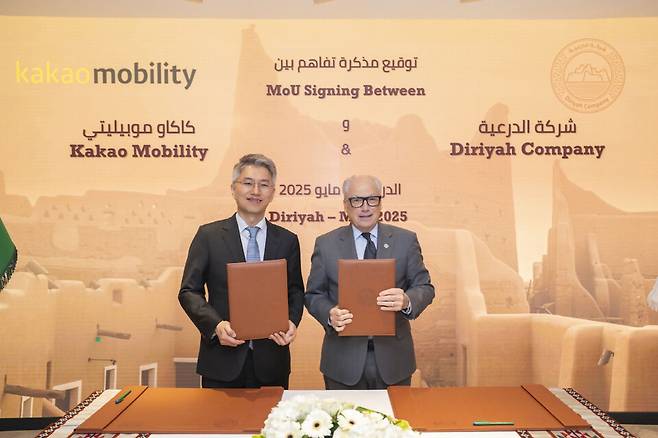 지난달 25일 사우디아라비아 '디리야 게이트 개발청'에서 류긍선(사진 왼쪽) 카카오모빌리티 대표, 제리 인제릴로 디리야컴퍼니 그룹 CEO가 디리야 내 플랫폼 중심 이동 경험 제공을 목표로 '미래 모빌리티 서비스 공동 개발을 위한 업무협약(MOU)'을 체결한 뒤 기념 촬영을 하고 있다.