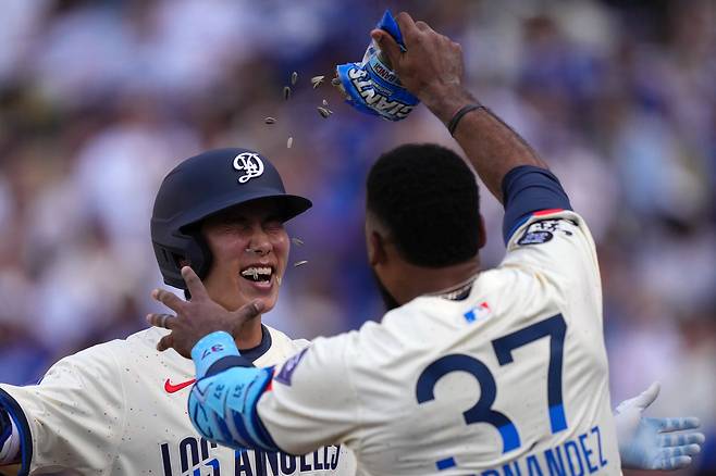 로스앤젤레스 다저스의 김혜성이 1일 로스앤젤레스에서 열린 뉴욕 양키스와의  경기에서 2회 투런 홈런을 친 후 테오스카 에르난데스의 해바라기 씨 축하를 받고 있다./AP 연합뉴스