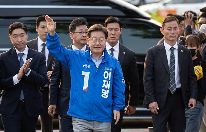 이재명 더불어민주당 대통령 후보가 30일 오후 충북 충주시 충주체육관 시계탑광장에서 열린 유세에 도착하고 있다. /뉴스1
