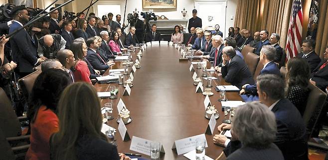 도널드 트럼프 미국 대통령이 지난 2월 26일 워싱턴 DC 백악관에서 2기 임기 첫 내각회의를 소집했을 때의 모습. 오른쪽 중앙의 트럼프를 중심으로 각료들이 둘러앉은 가운데, 최고 '실세'로 부상했던 일론 머스크 정부효율부 수장(테슬라 최고경영자)이 모자 쓴 캐주얼 차림으로 벽난로 오른쪽에 서 있다. 당시 트럼프는 J D 밴스 부통령에 앞서 머스크에게 발언권을 줄 정도로 그를 챙겼다. /AP 연합뉴스