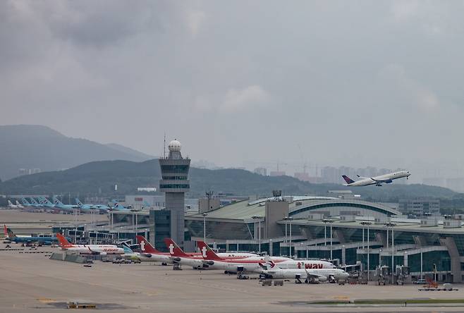 인천국제공항 활주로에서 여객기가 이륙하는 모습. / 뉴스1