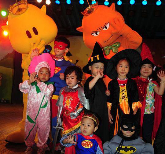 2008년 9월 21일, 할로윈 페스티발이 열리고 있는 꿈돌이랜드를 찾은 어린이들이 할로윈 의상체험을 하며 즐거운 시간을 보내고 있다. 대전일보DB