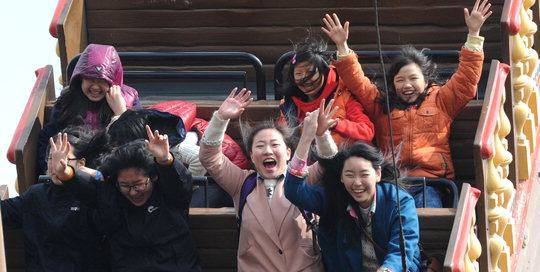 2012년 3월 18일, 꿈돌이랜드를 찾은 여학생들이 놀이기구를 타며 즐거운 시간을 보내고 있다. 대전일보DB