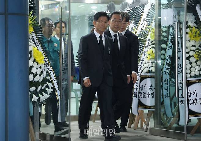 김문수 국민의힘 대선 후보가 주호영 국회부의장과 함께 31일 경북 포항시 해군 항공사령부 금익관에 마련된 해군 P-3CK 917호기 순직자 합동분향소에서 조문을 마친 뒤 나서고 있다. ⓒ데일리안 방규현 기자