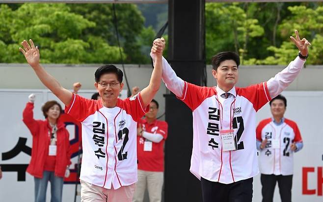 김문수 국민의힘 대선 후보와 김용태 비상대책위원장이 30일 오전 경기 가평군 청평시계탑 광장에서 열린 가평군 유세에서 지지를 호소하고 있다. ⓒ데일리안 방규현 기자